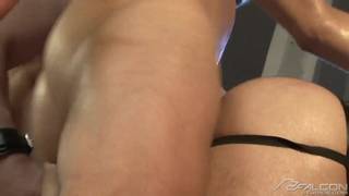 Grosse baise entre ces étalons super chauds