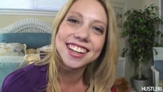 Gros seins et des bonnes lèvres d'une blonde