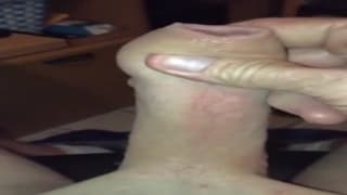 Belle bite qu'il prend soin de masturber !
