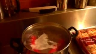 Cet homme se martèle la bite...