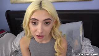 Une blonde gagne sa place pour vivre en se faisant baiser