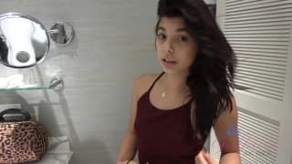 Un petit pipi et du foutre dans sa chatte