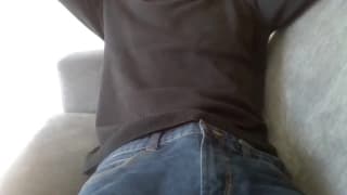 Jeunot gourmand pour une branlette chez lui