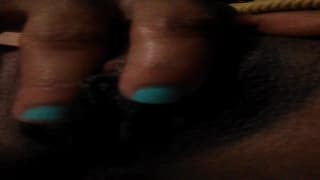 Chatte black. Jambes écartées. Doigts de fées