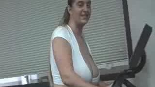 Blonde aux formes énormes et naturelles