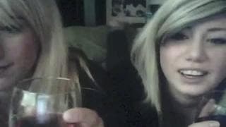 Jeunes amies gouines bien séduisantes