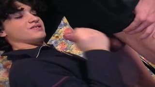 Il se touche la teube devant son pote