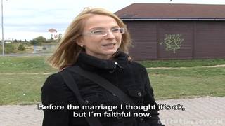 Une blonde qui suce débite en extérieur