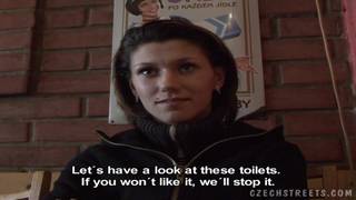 Pour un peu de cash elle suce comme une salope