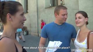 Une salope propose a se couple de baiser à 3