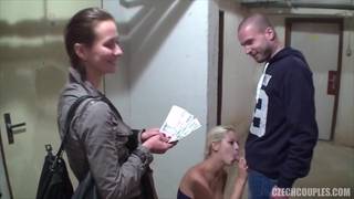 Brune donne du cash pour baiser avec un couple