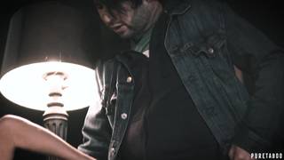 Baise sombre d'une mature blonde et chaude