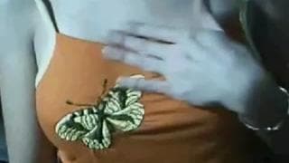 Amatrice sublime qui va se toucher les seins