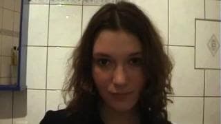 Très bonne suceuse dans les toilettes