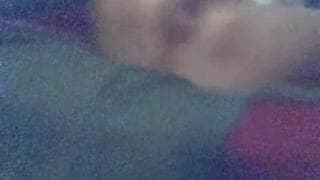 C'est sur le lit que cette salope se masturbe