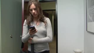 Deux femmes se touchent sur le desk