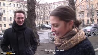 Bukkake pour une brune maigrichonne