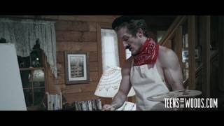 Gina valentina est une teen dans les bois