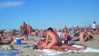 Un gangbang de folie au beau milieu de la plage