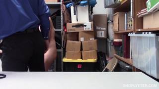 Femme voilée suce en backstage et kif