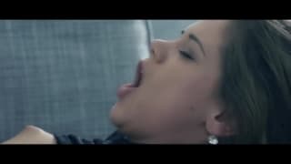 La petite Caprice est une vilaine fille qui aime le sexe