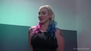 Leya Falcon baise Ariel X avec un gode