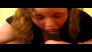 Brune gourmande comme pas deux voulant sucer