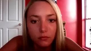 Jeune femme skinny qui sait s'amuser