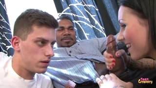 Une étudiante se fait prendre chaudement par..