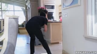 Lana Rhoades suce un cambrioleur dans la cuisine