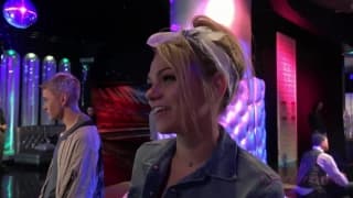 Elle se fait toucher le chatte à las vegas