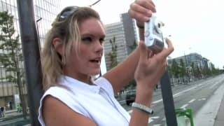 Eva et une amie baisent avec deux inconnus