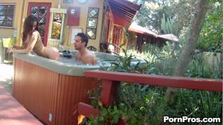 Il commence a baiser dans le jacuzzi