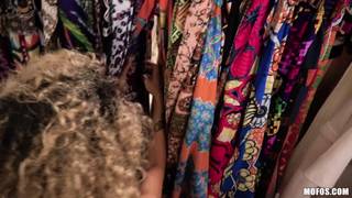 Cette bombasse se fais baiser dans le magasin