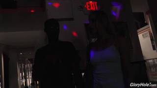 Il enfonce sa bite noire dans la fille