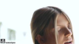 Bonde prend du plaisir solo sur une chaisse