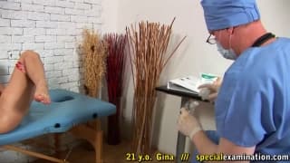 Un medecin va ausculter la chatte d'une blonde Jeune 18-21ans, Blonde, Gros Seins, Teen Porn
