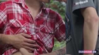 Des twinks gay explorent leurs bites et leurs culs