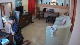 Deux femmes dansent sur des mecs et font une orgie