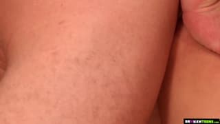 Baiser une jeune brune sexy en bas