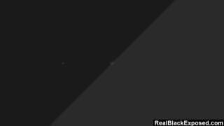 Une maman ébène chaude suçant une bite noire