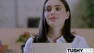 Lana Rhoades s'en prend plein le cul !