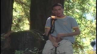 En pleine nature ces trois hommes vont baiser