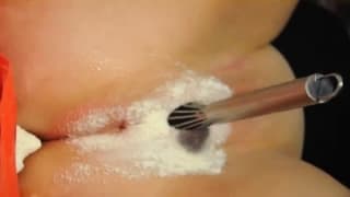 La cuisinière aime utiliser ses outils !