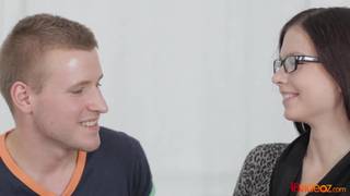 Deux jeunes acteurs vont se lécher.