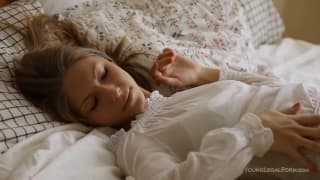 Cette jeune fille est venue montrer qu'elle sait se masturber