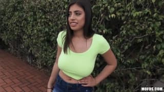 Ella Knox s'éclate dans le jardin avec joie