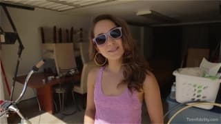 Remy LaCroix alterne entre hula hoop et bite