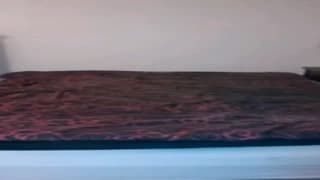 Un homme travesti joue devant la webcam