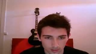 Ce jeune homme brun touche bien sa queue